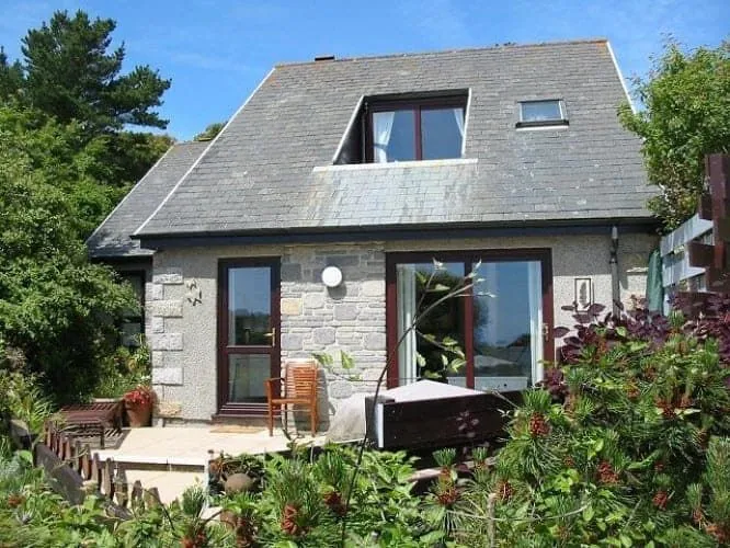 Crags 26 Bayview Cottage