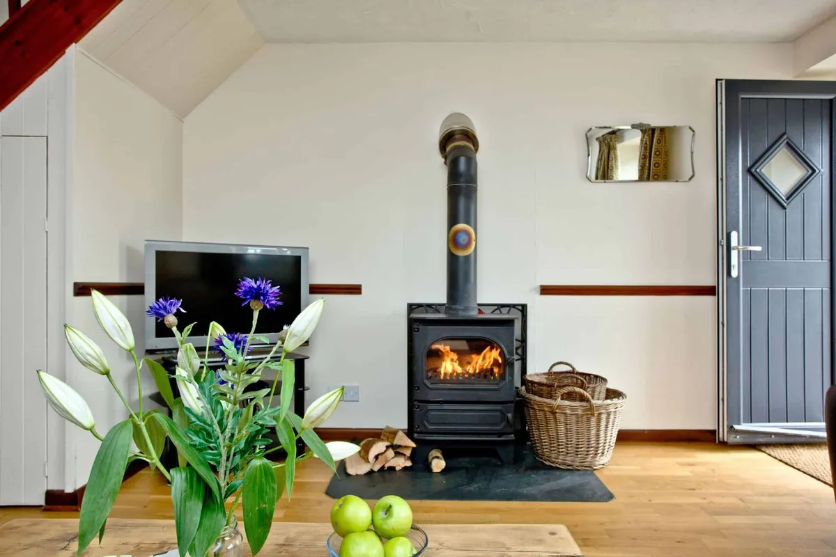 Cranny Cottage, East Thorne photo 3