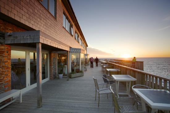 Best Newquay Beach Bars to Enjoy a Sunset Drink
